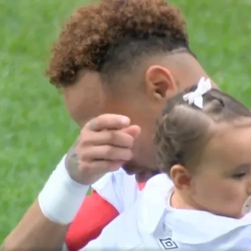 Em último jogo antes da convocação, Neymar chora durante Hino Nacional; veja vídeo