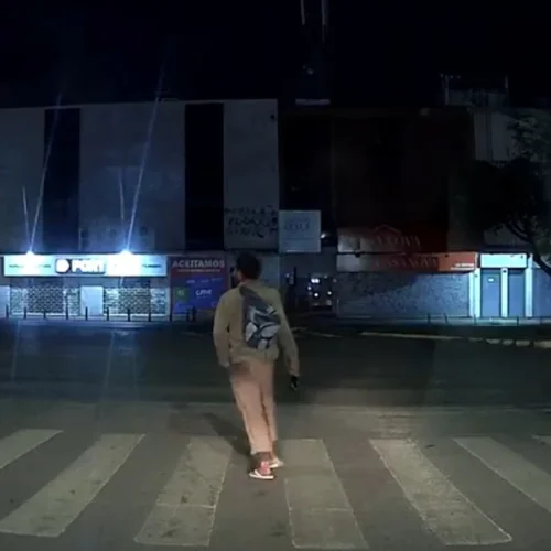 VÍDEO: Homem ataca viatura da PM com garrafa após importunar mulher