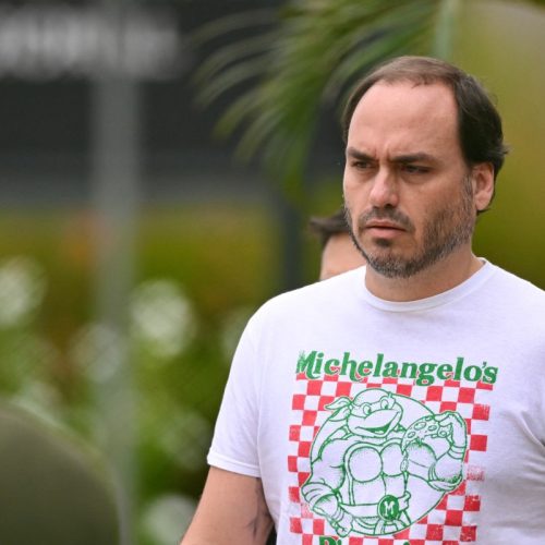 Carlos publica foto de Bolsonaro no hospital: “Estado muito delicado”; veja