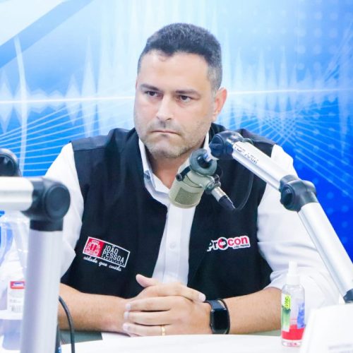 Alvo de operação da PF, Rougger Guerra coloca cargo de secretário em João Pessoa à disposição