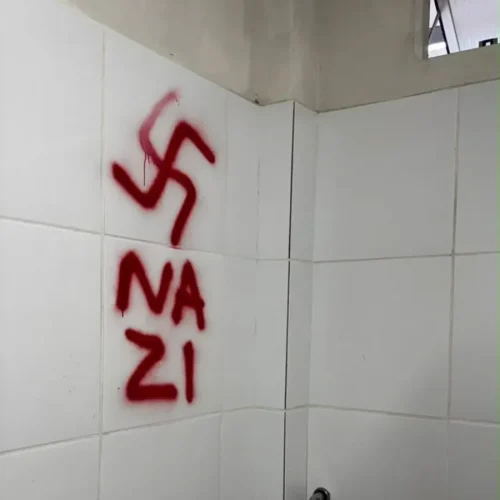 Suásticas nazistas são desenhadas em banheiros da UFPB; reitoria repudia ato