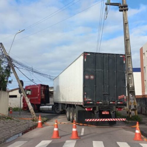 Carreta arrasta fiação e causa caos no trânsito e falta de energia no José Américo, em João Pessoa