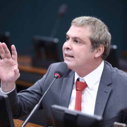‘Não muda nada’, diz líder do PT na Câmara sobre assinaturas para urgência de projeto da anistia